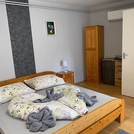 شقة Karmen Apartmanhaz