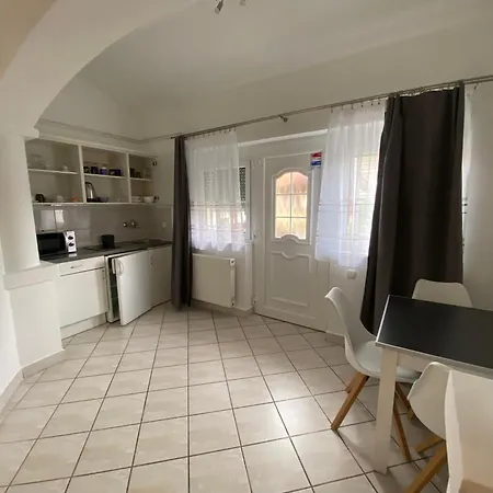 شقة Karmen Apartmanhaz *